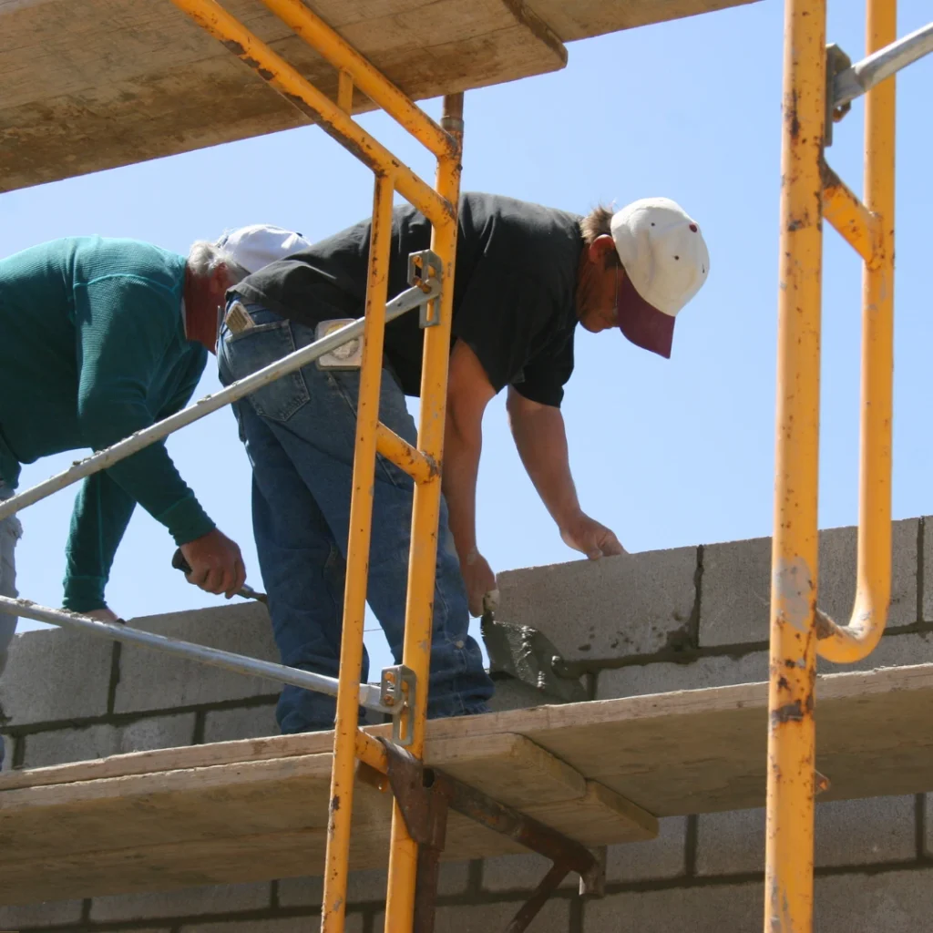 ¿Qué pasa si mi maestro de obra no tiene el curso de alturas vigente en Bogotá?