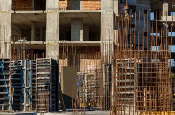 ¿Qué pasa si mi maestro de obra no tiene el curso de alturas vigente en Bogotá?